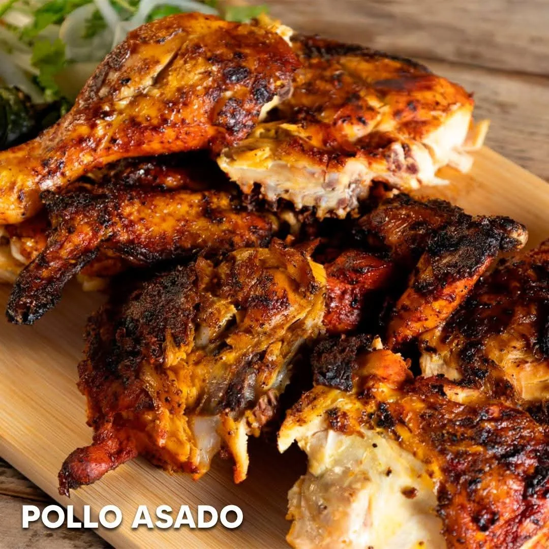 Pollo asado al carbón, dorado y jugoso