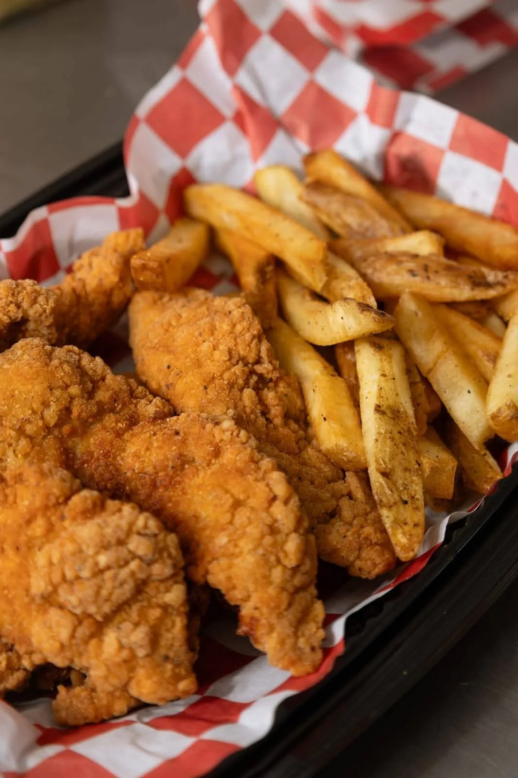 Pollo crujiente empanizado con papas a la francesa en canasta